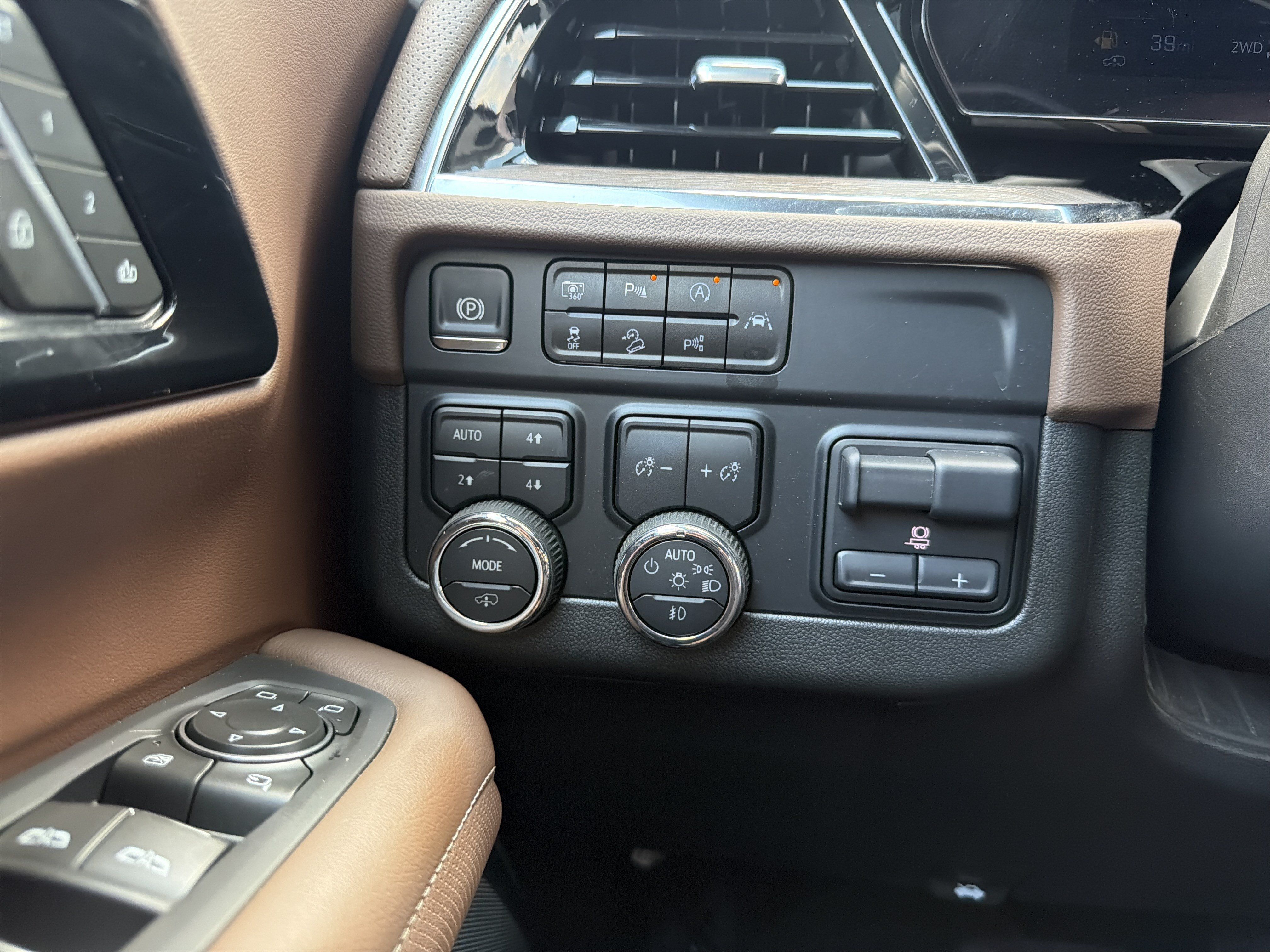 Used 2025 Chevrolet Tahoe High Country AWD/4WD image 30