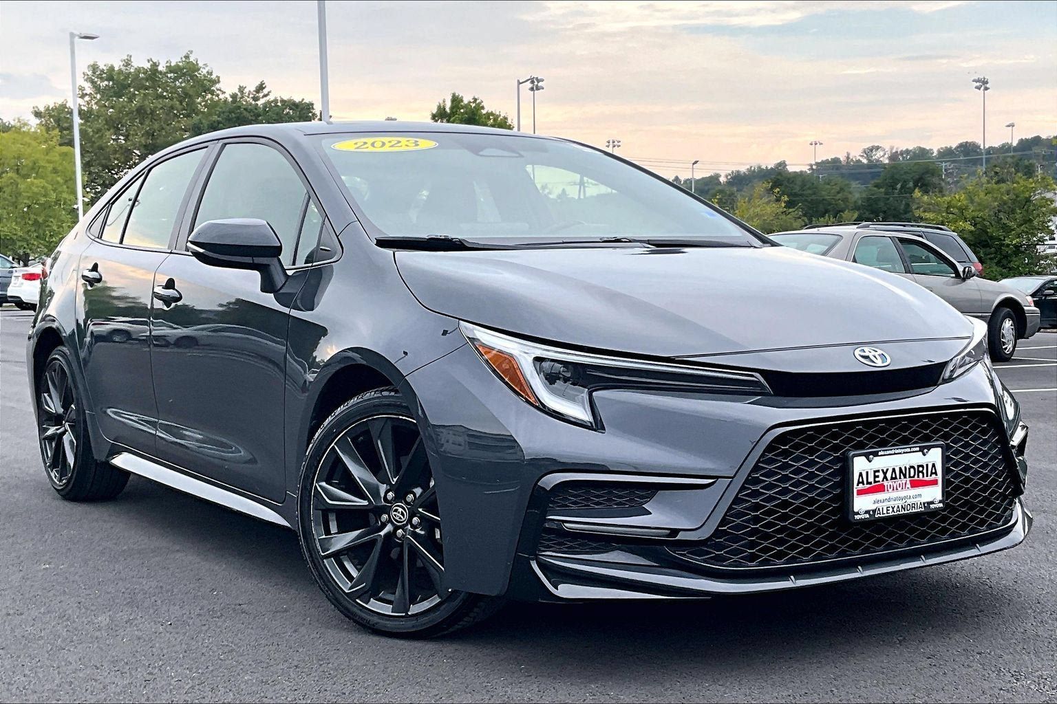Used 2023 Toyota Corolla SE FWD image 2