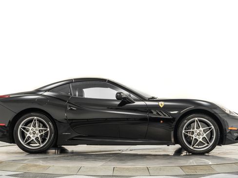 Used 2011 Ferrari California image 18