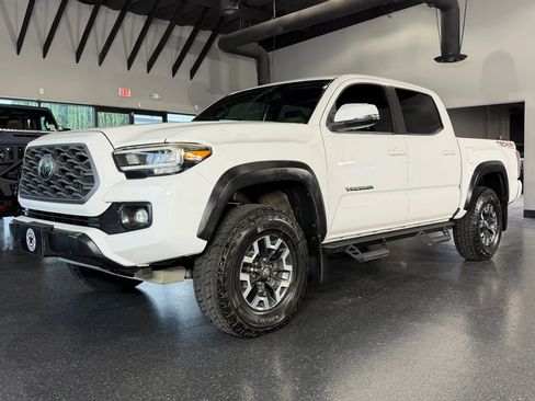 Used 2020 Toyota Tacoma TRD Off-Road w/ Technology Package image 4