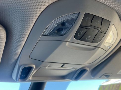 Used 2023 Chrysler Pacifica Limited FWD image 23