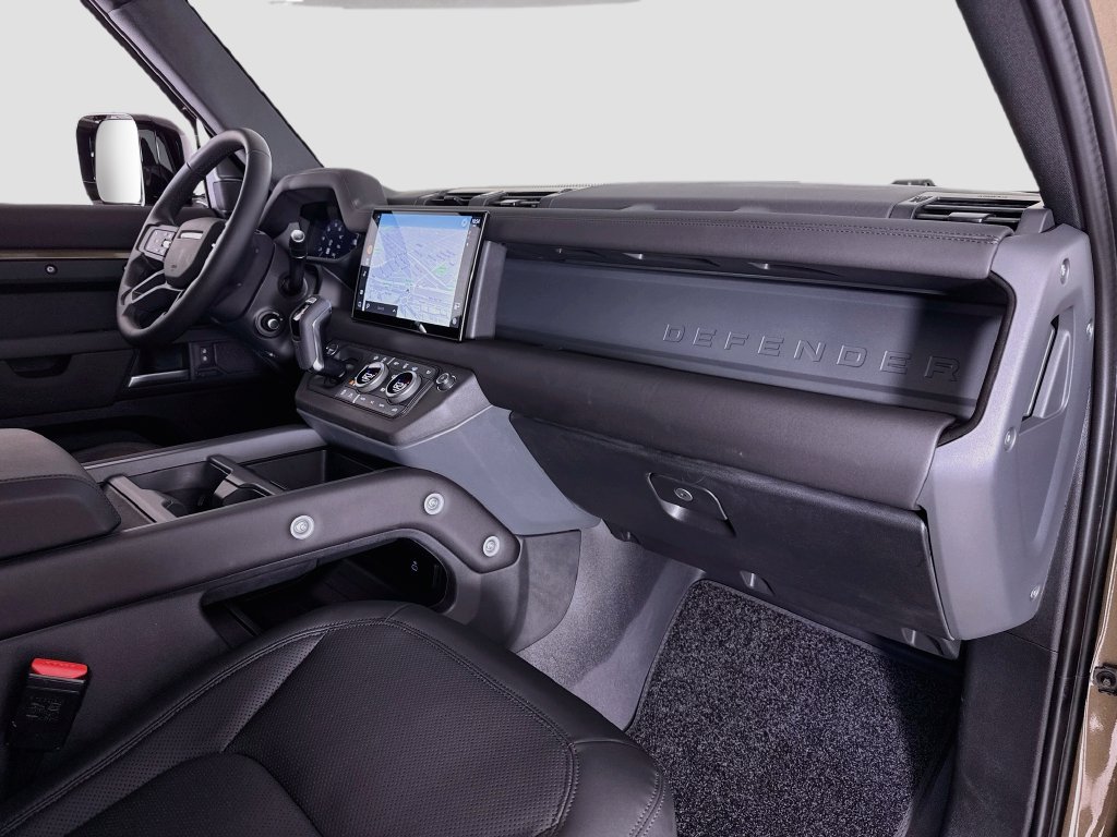 Used 2025 Land Rover Defender 110 X-Dynamic SE AWD/4WD image 13