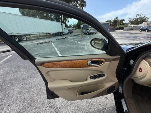 Used 2005 Jaguar XJ8 image 14