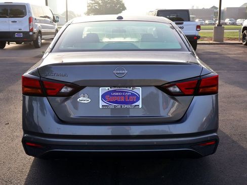 Used 2025 Nissan Altima 2.5 SV FWD image 12