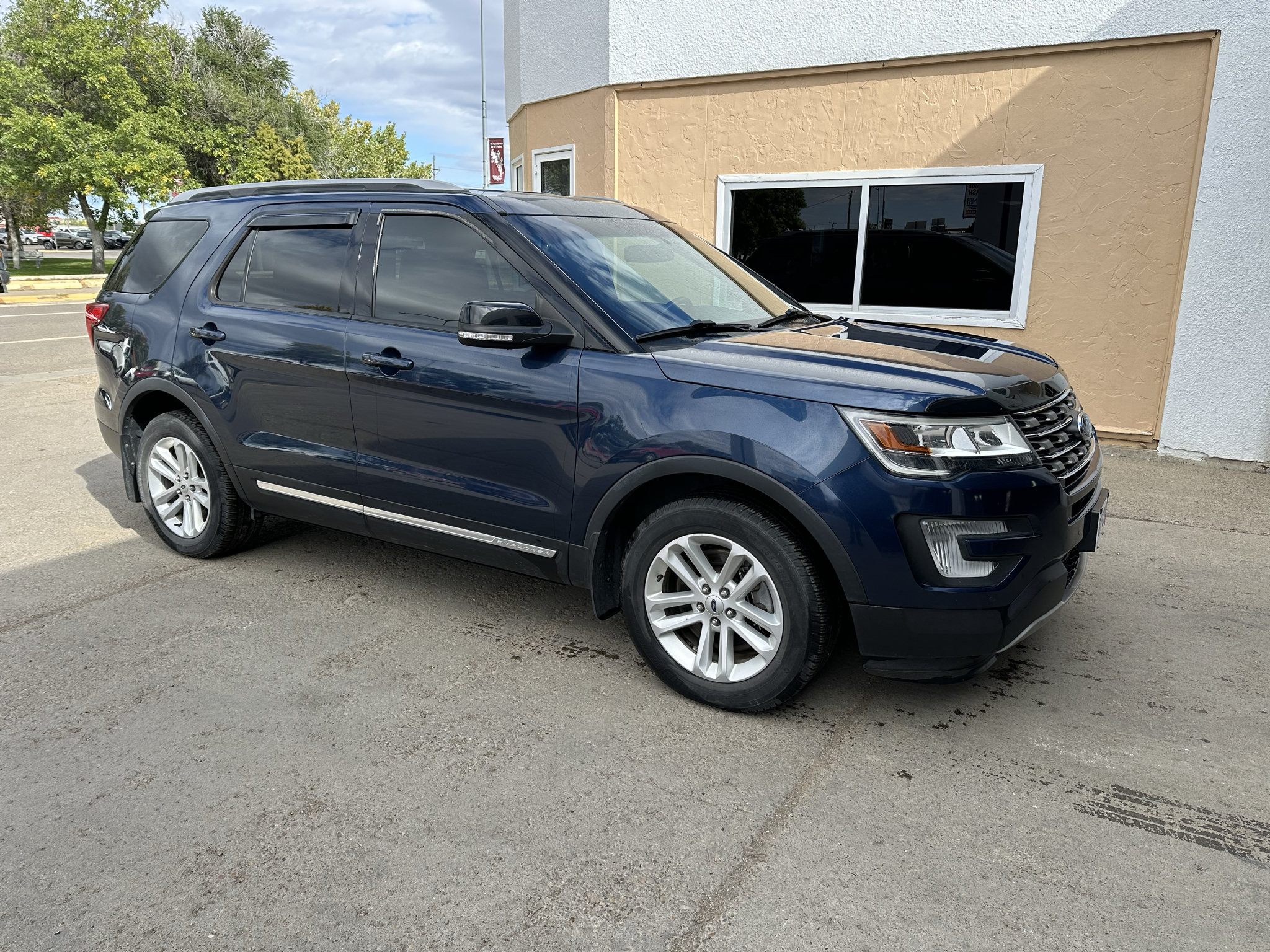 Used 2016 Ford Explorer XLT w/ Equipment Group 202A FWD image 5