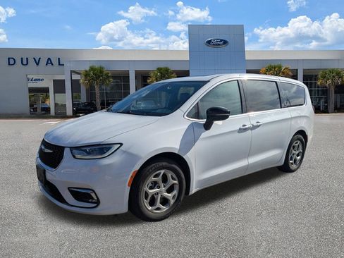 Used 2024 Chrysler Pacifica Limited FWD image 8