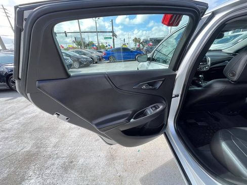 Used 2017 Chevrolet Malibu LT w/ Leather Package FWD image 8