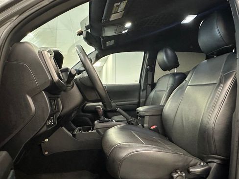 Used 2016 Toyota Tacoma TRD Sport image 5