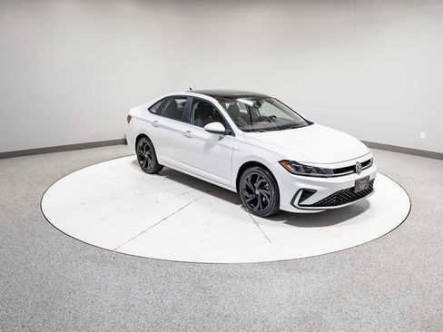 Used 2025 Volkswagen Jetta SE w/ Black Wheel Package image 25