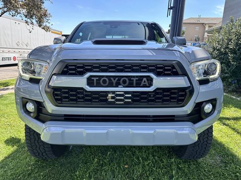 Used 2018 Toyota Tacoma TRD Sport AWD/4WD image 13