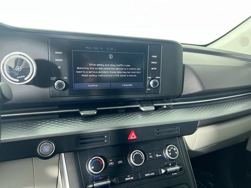 Used 2024 Kia Carnival LX FWD image 24
