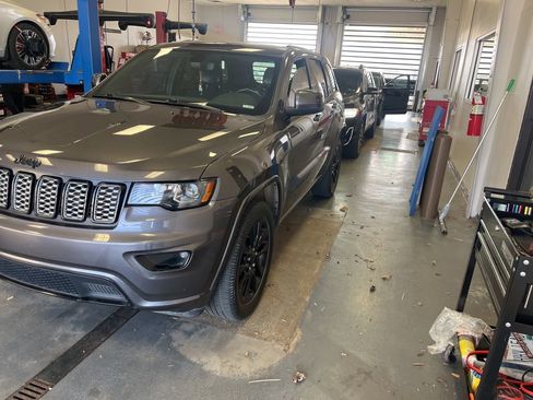 Used 2020 Jeep Grand Cherokee Altitude image 2