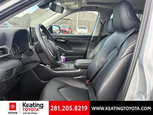 Used 2025 Toyota Highlander XLE FWD image 11