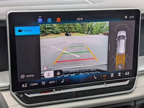 Used 2025 Volkswagen Tiguan SE w/ Panoramic Sunroof Package AWD/4WD image 28