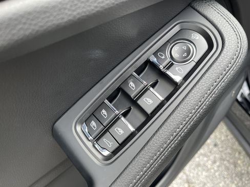Used 2025 Porsche Macan AWD/4WD image 15