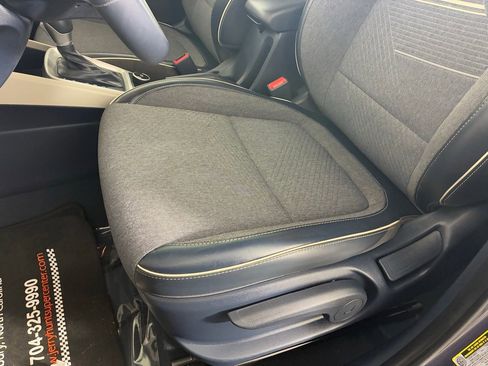 Used 2022 Hyundai Venue Limited image 12