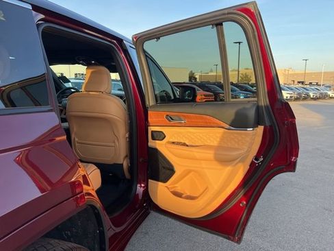 Used 2025 Jeep Grand Cherokee Summit w/ Luxury Tech Group V image 17