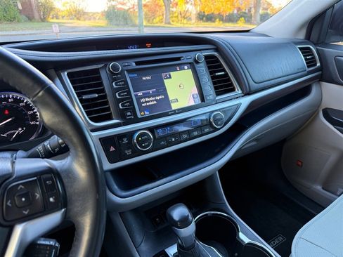 Used 2014 Toyota Highlander Limited image 11