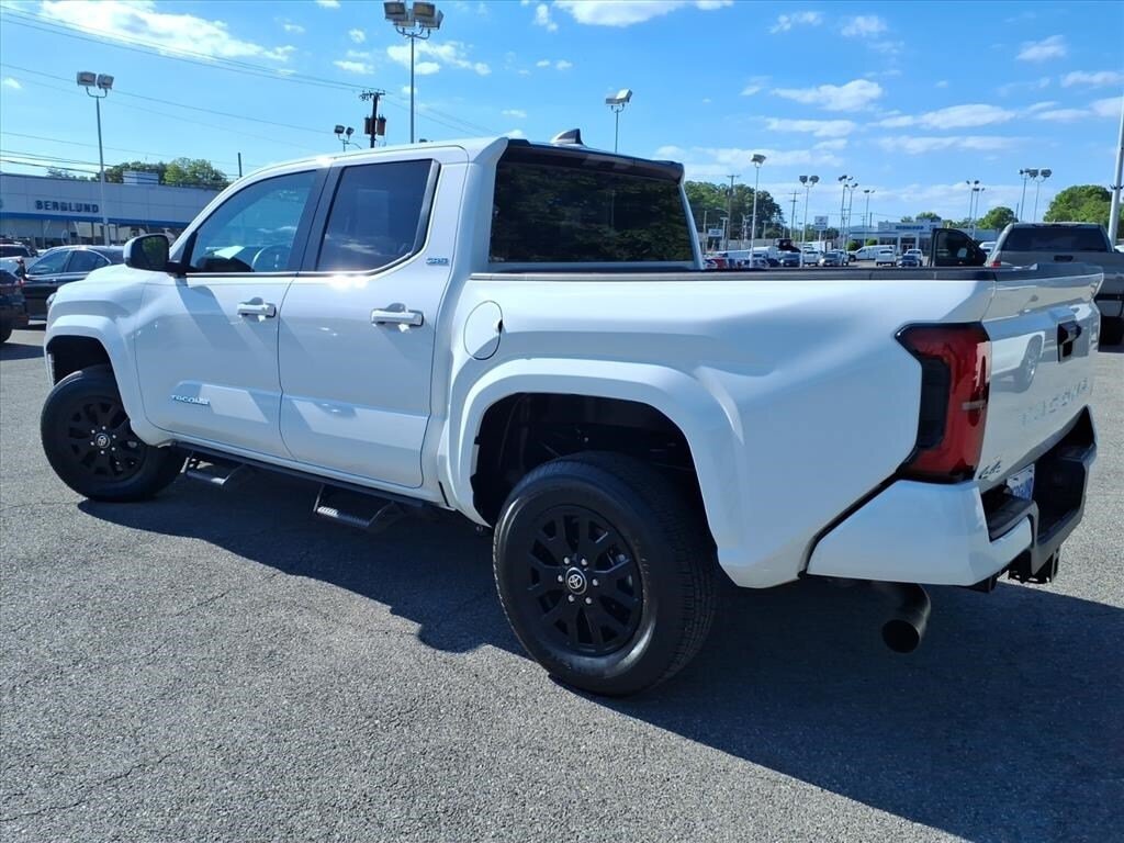 Used 2024 Toyota Tacoma SR5 AWD/4WD image 6