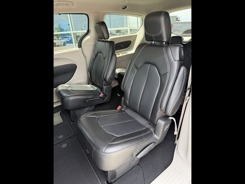 Used 2023 Chrysler Pacifica Touring-L FWD image 15