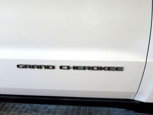 Used 2017 Jeep Grand Cherokee Laredo image 57