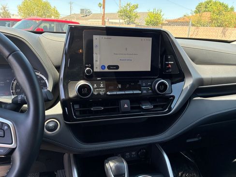 Used 2025 Toyota Highlander LE FWD image 17