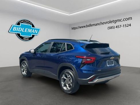 Used 2024 Chevrolet Trax LT w/ LT Convenience Package FWD image 5