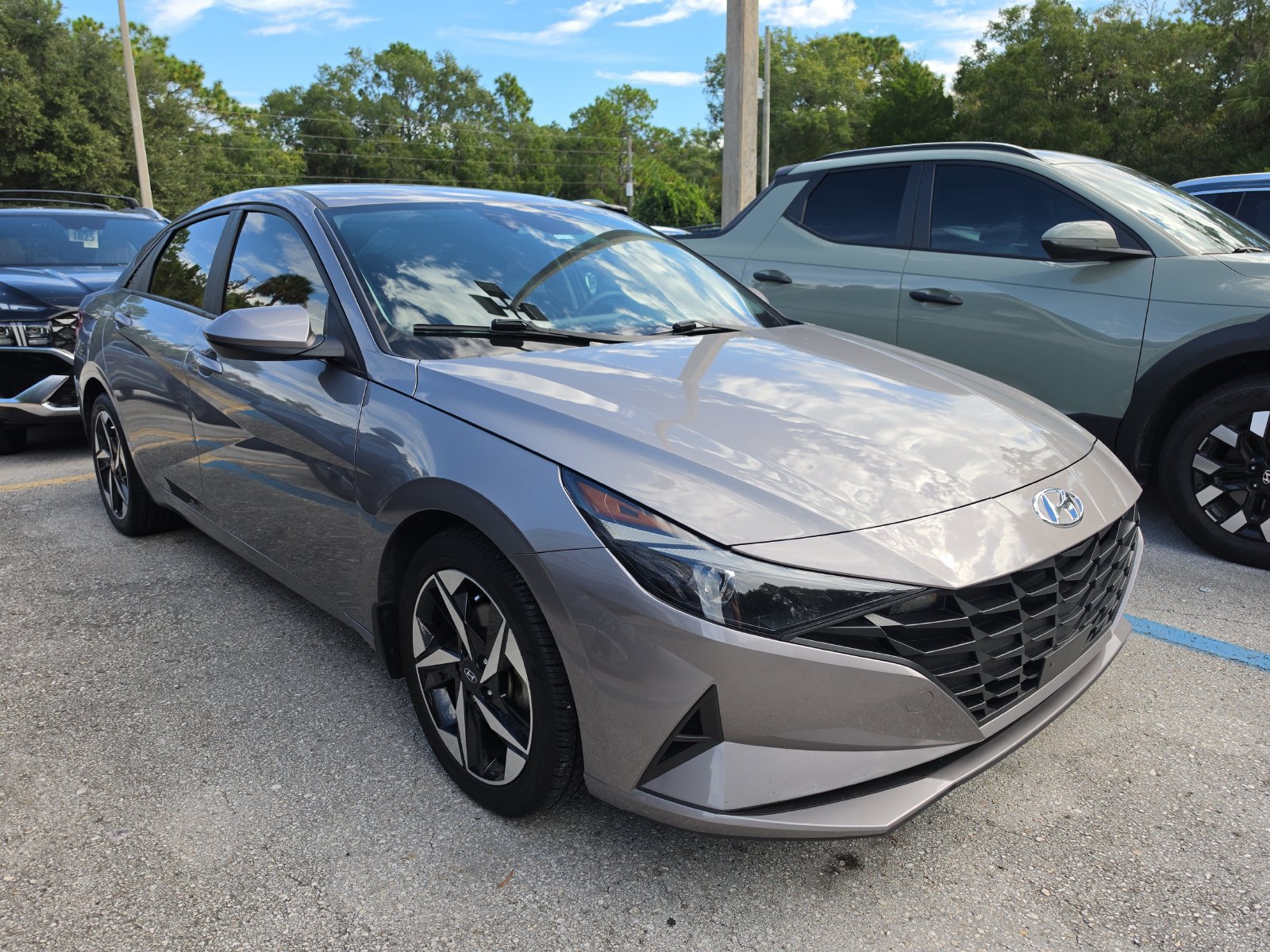 Used 2023 Hyundai Elantra SEL w/ Convenience Package FWD image 2