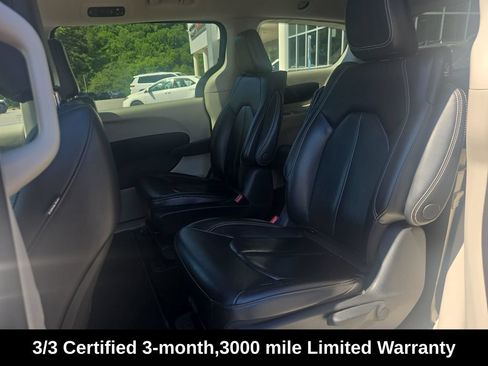 Used 2022 Chrysler Pacifica Touring-L FWD image 15