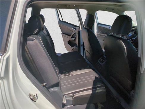 Used 2023 Volkswagen Tiguan SE w/ Panoramic Sunroof Package FWD image 21