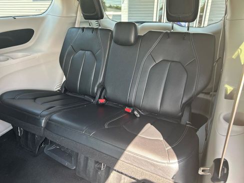 Used 2022 Chrysler Pacifica Touring-L FWD image 23