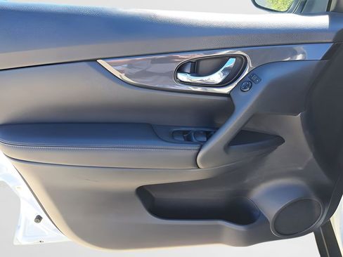 Used 2018 Nissan Rogue SV image 13