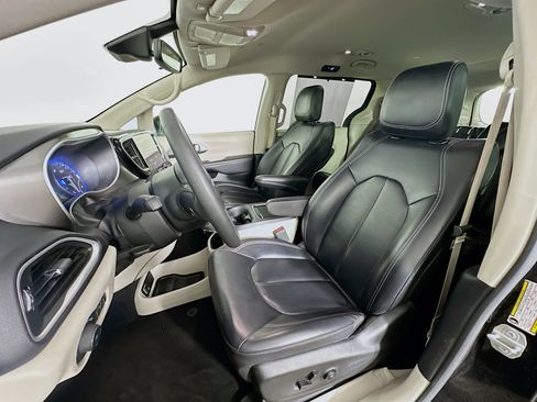 Used 2023 Chrysler Pacifica Touring-L image 13