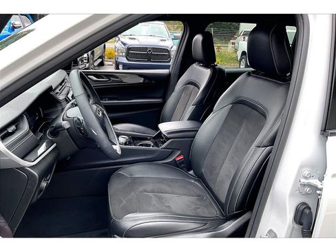 Used 2023 Jeep Grand Cherokee L Laredo AWD/4WD image 24