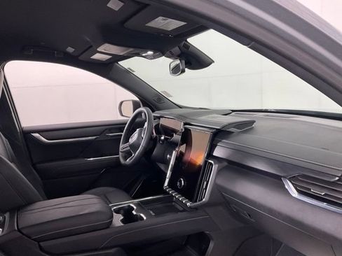 Used 2025 GMC Acadia Elevation w/ Elevation Premium Package FWD image 30