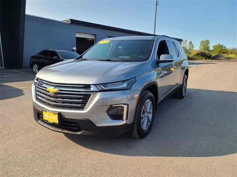 Used 2023 Chevrolet Traverse LT image 1