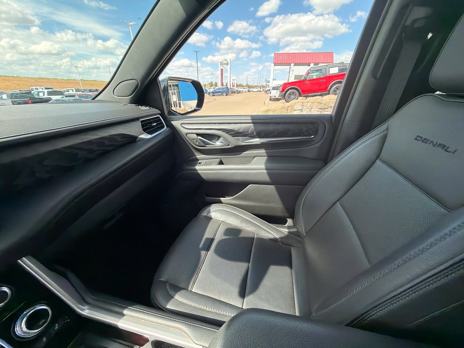 Used 2022 GMC Yukon XL Denali AWD/4WD image 8
