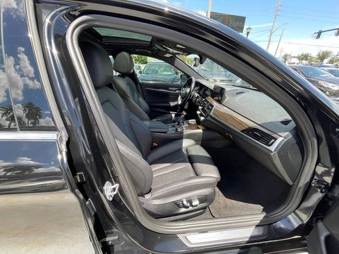 Used 2019 BMW 530i w/ Convenience Package RWD image 18