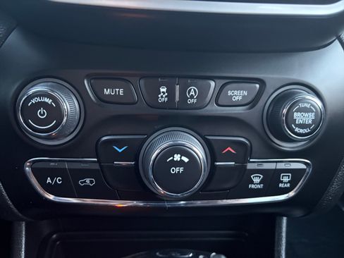 Used 2021 Jeep Cherokee Latitude Plus AWD/4WD image 22