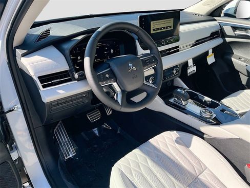 New 2025 Mitsubishi Outlander SEL image 8