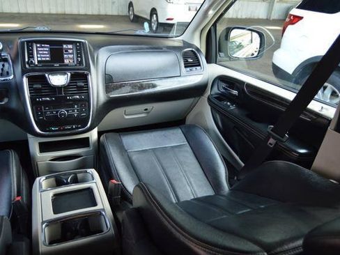 Used 2015 Chrysler Town & Country Touring FWD image 57