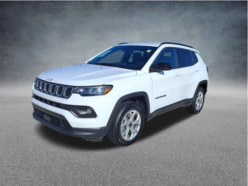Used 2025 Jeep Compass Latitude AWD/4WD image 3