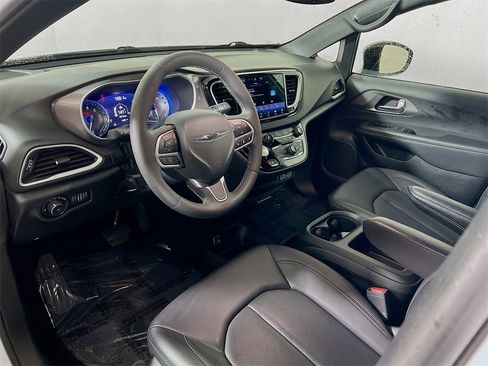 Used 2025 Chrysler Pacifica Select image 10
