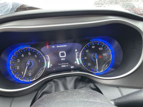 Used 2022 Chrysler Pacifica Touring-L image 6