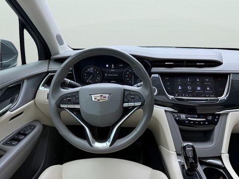 Used 2022 Cadillac XT6 Premium Luxury w/ Technology Package FWD image 10
