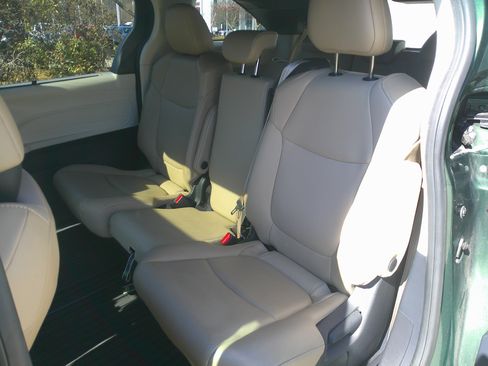 Used 2021 Toyota Sienna XLE image 32