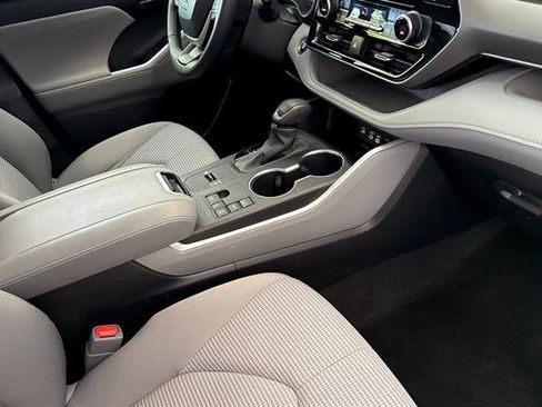 Used 2023 Toyota Highlander LE FWD image 18