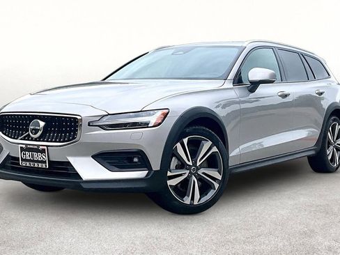 Certified 2025 Volvo V60 B5 Cross Country Plus AWD/4WD image 16