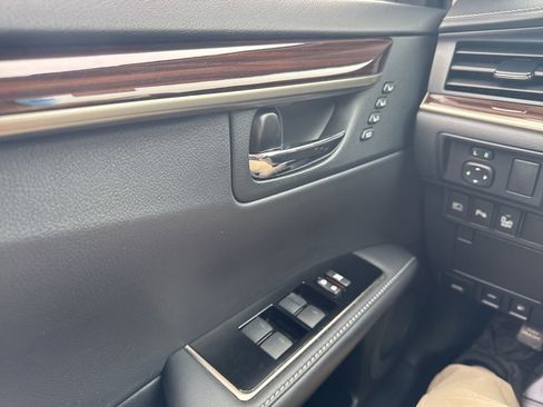 Used 2016 Lexus ES 300h w/ Luxury Package w/Wood Trim image 31