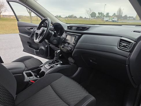 Used 2020 Nissan Rogue SV image 16